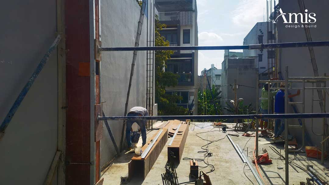 XÂY DỰNG NHÀ PHỐ: VAI TRÒ VÀ KỸ THUẬT THI CÔNG CỘT ĐÚNG CHUẨN